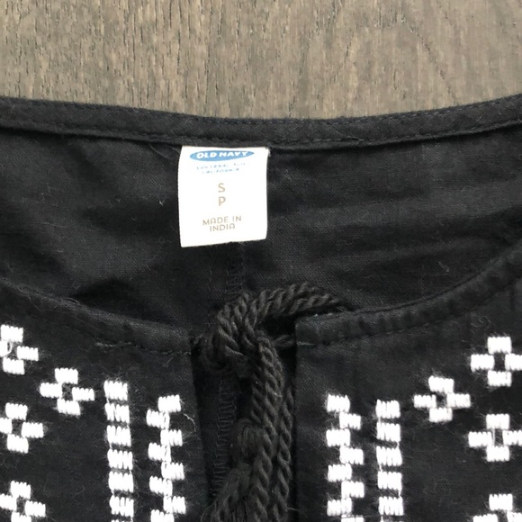Old Navy embroidered blouse - Picture 4 of 5